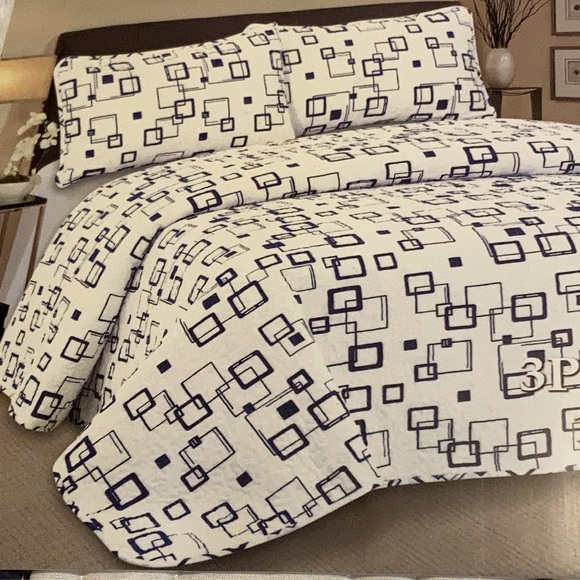 Hotel at Home Other - Hotel at home 3pc Quit set King Black and White